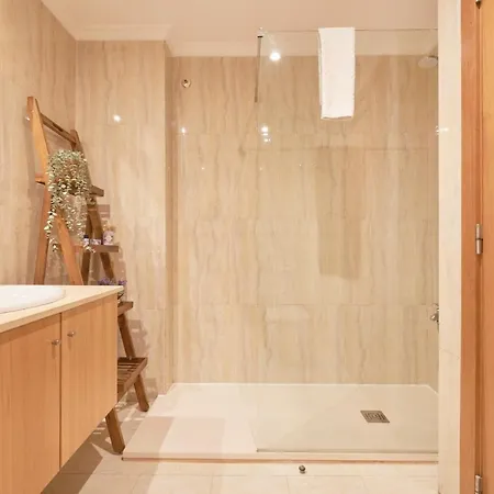 With Private Terrace & Car Garage アパート *