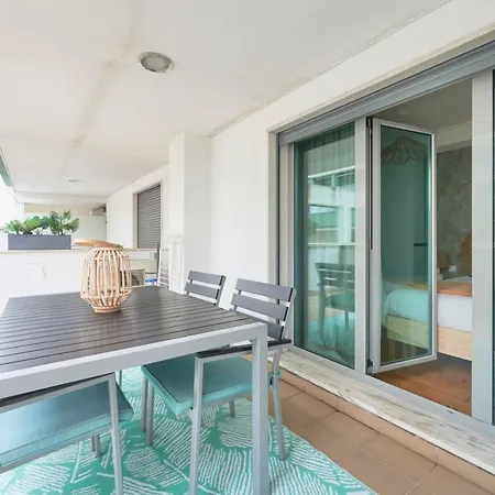 With Private Terrace & Car Garage アパート *